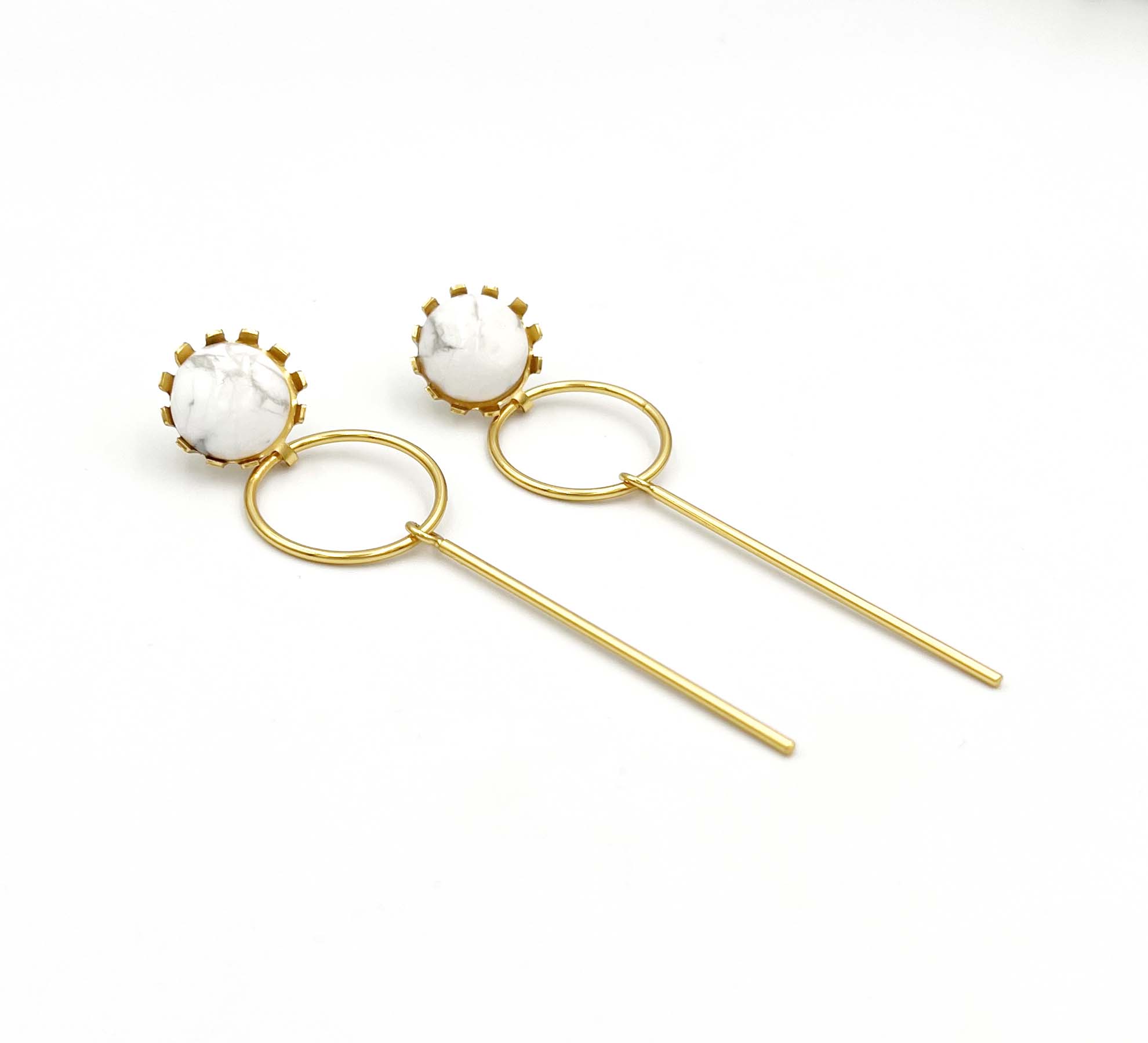 Aretes Naroi howlite